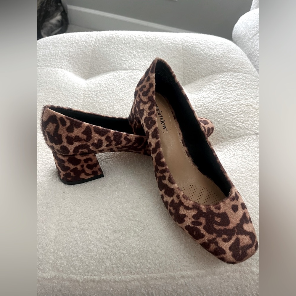 Perfect low heel leopard pumps perfect for this fall and winter wardrobe!